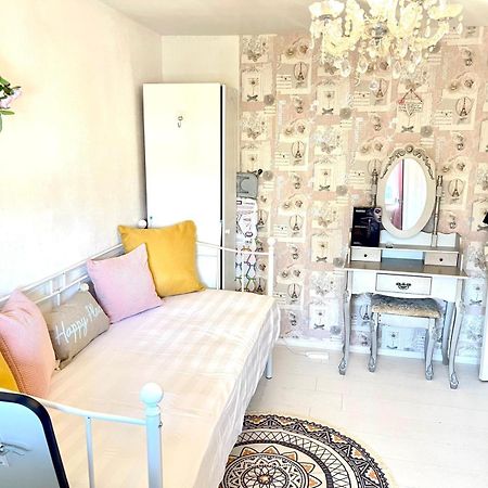 Happy Place With Kitchenette- Female Only Londres Exterior foto