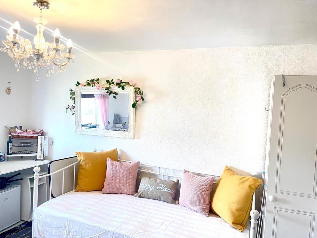 Happy Place With Kitchenette- Female Only Londres Exterior foto