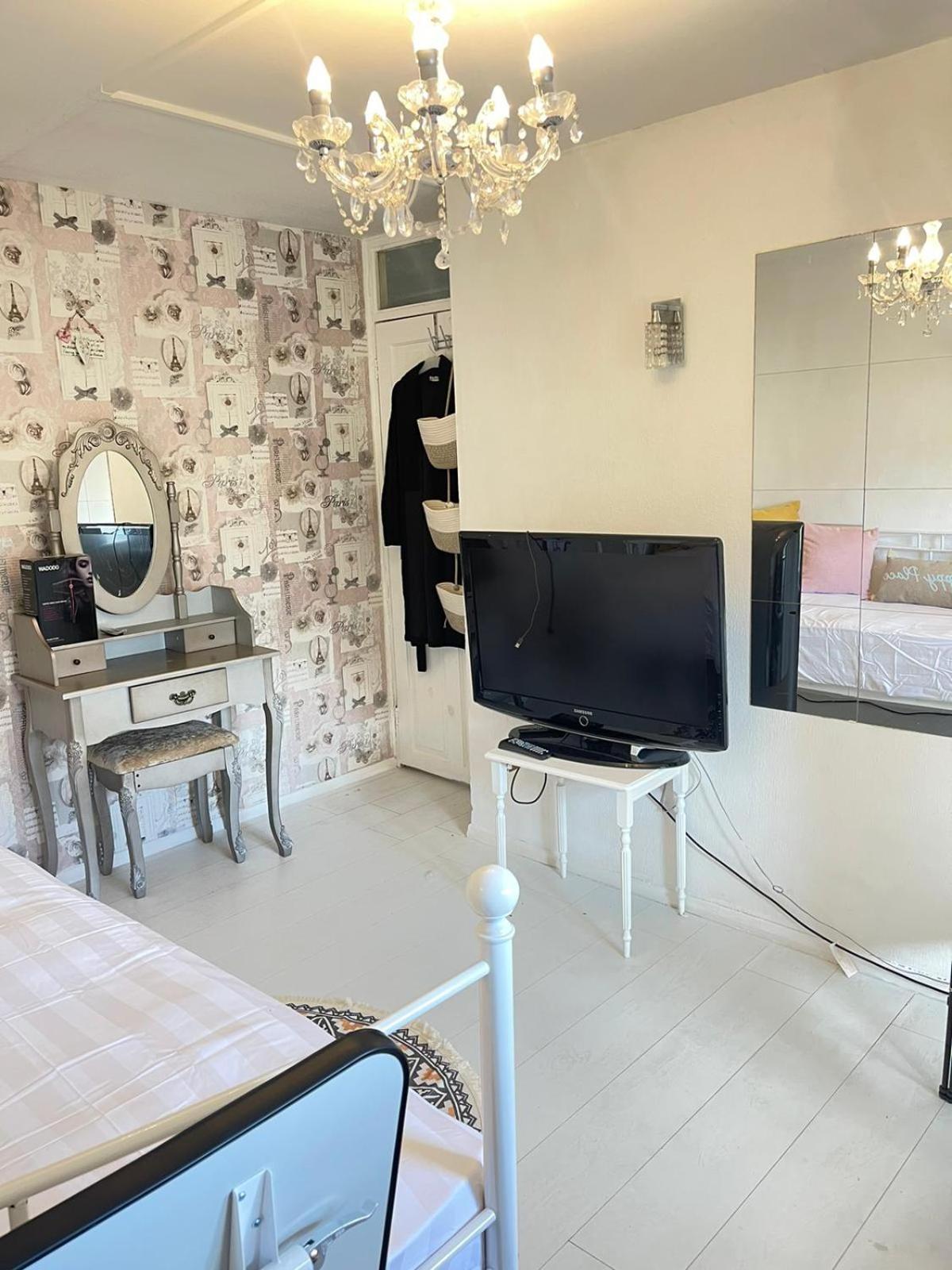 Happy Place With Kitchenette- Female Only Londres Exterior foto